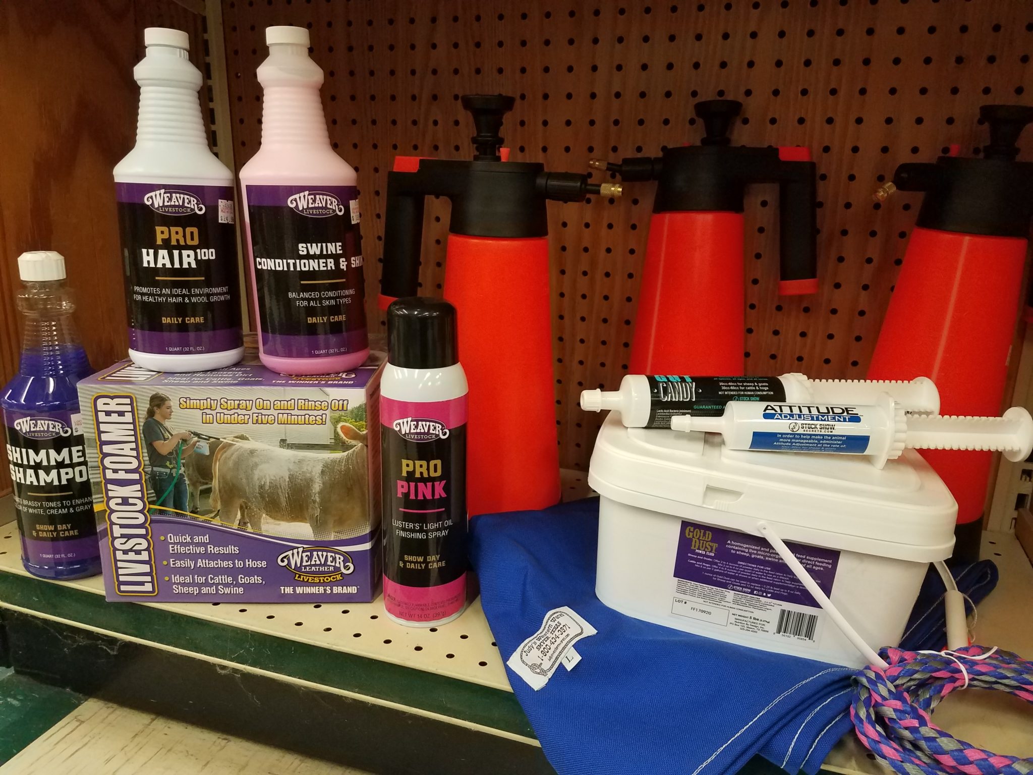 Show Supplies Lochte Feed & General Store